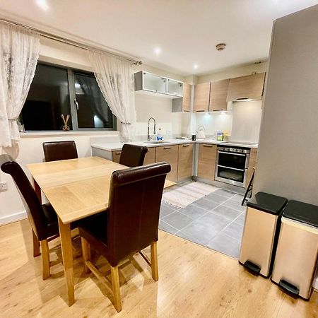 Luxury 2 Bedroom Apartment- Lake View - Free Parking - Wembley Stadium 5Km Londres Exterior foto