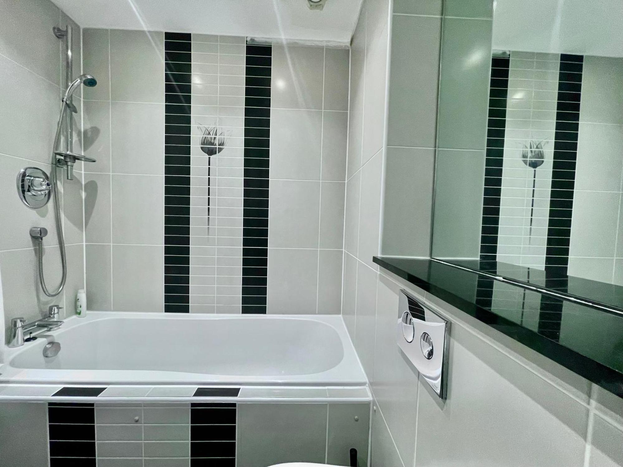 Luxury 2 Bedroom Apartment- Lake View - Free Parking - Wembley Stadium 5Km Londres Exterior foto