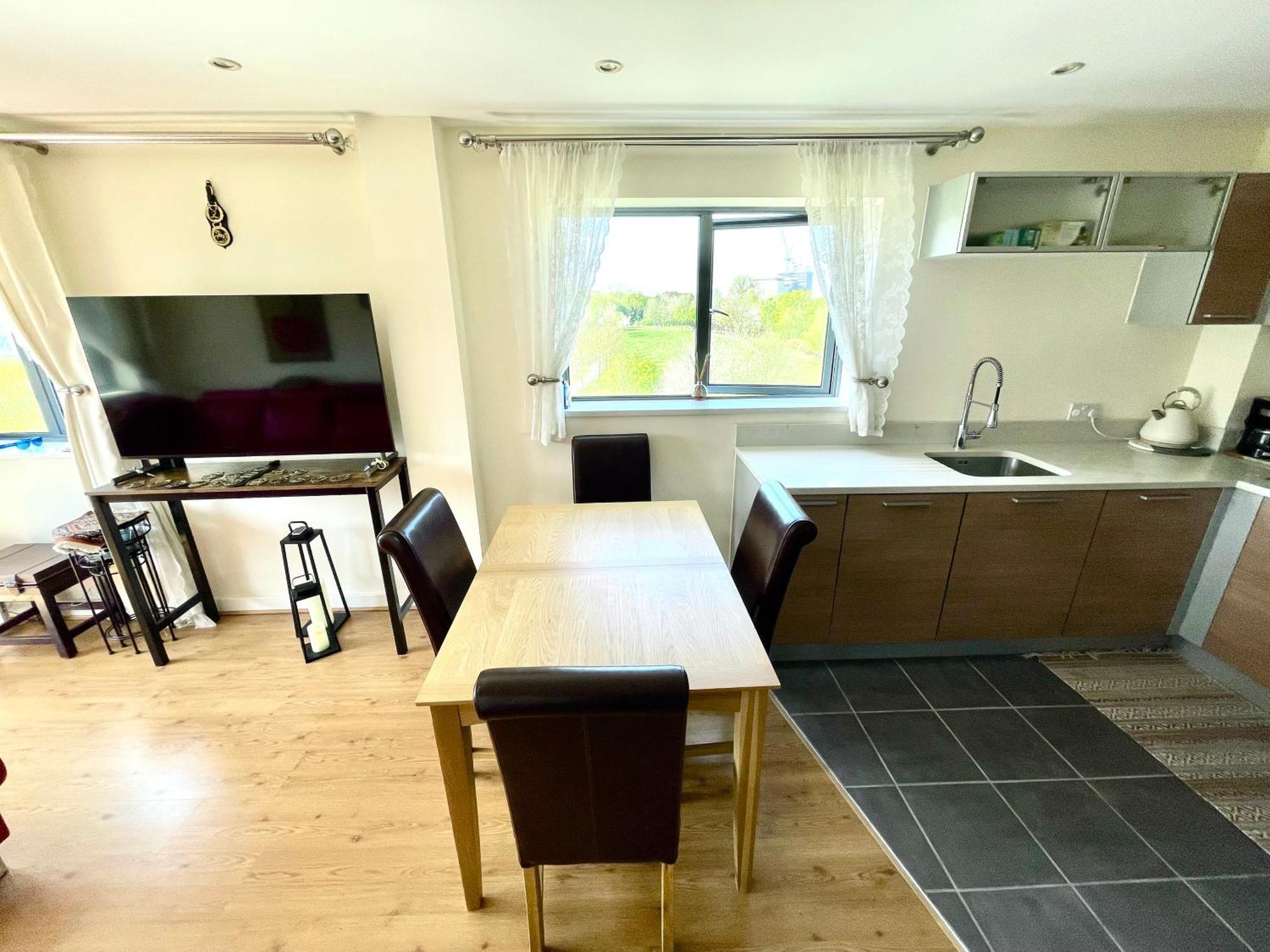 Luxury 2 Bedroom Apartment- Lake View - Free Parking - Wembley Stadium 5Km Londres Exterior foto